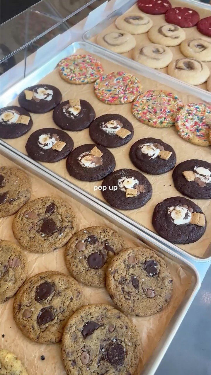 emijujuu 게시물 이미지: make cookies with me for my sold out pop-up!...