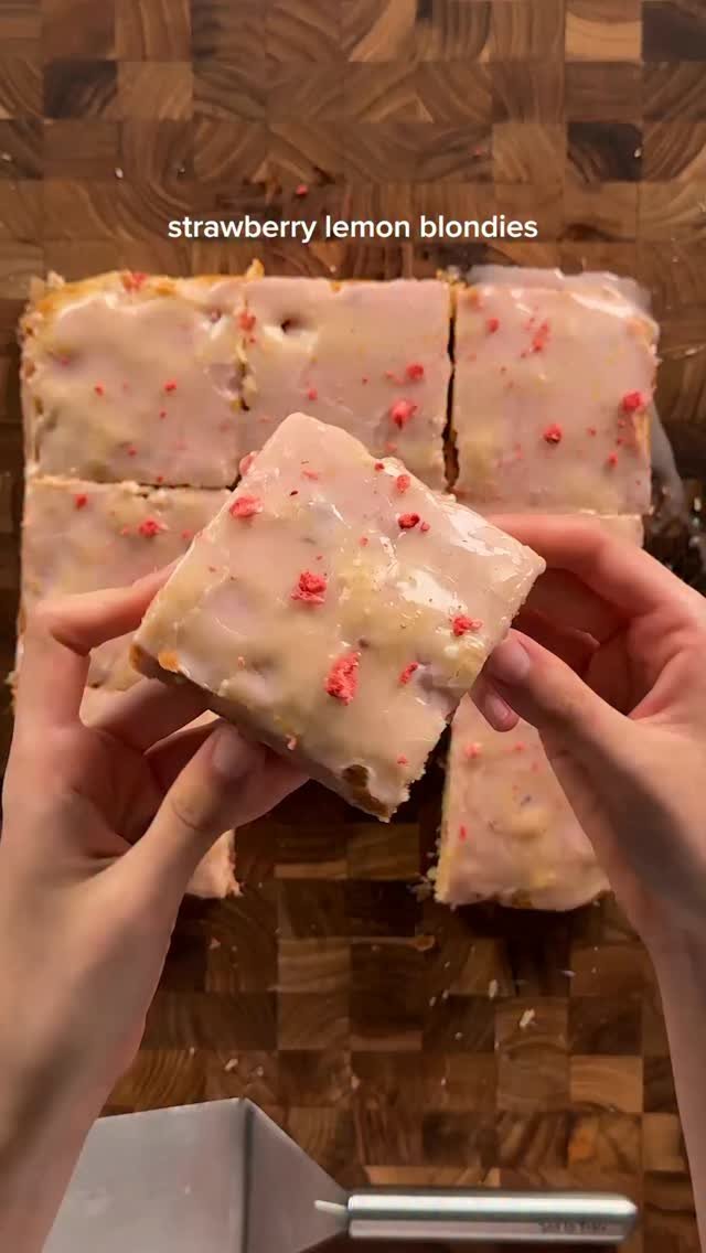 emijujuu 게시물 이미지: strawberry lemon blondies
blondie:
1 cup...