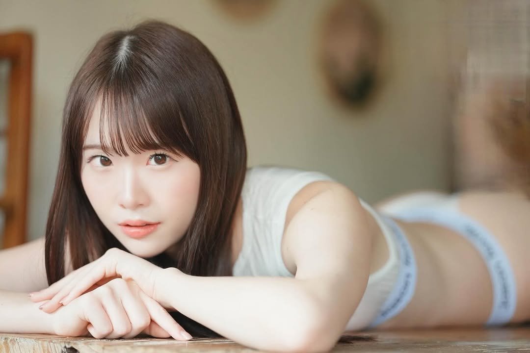 Photo by 白上咲花 on November 27, 2025. May be an image of one or more people, hair, sleepwear, bra and text.