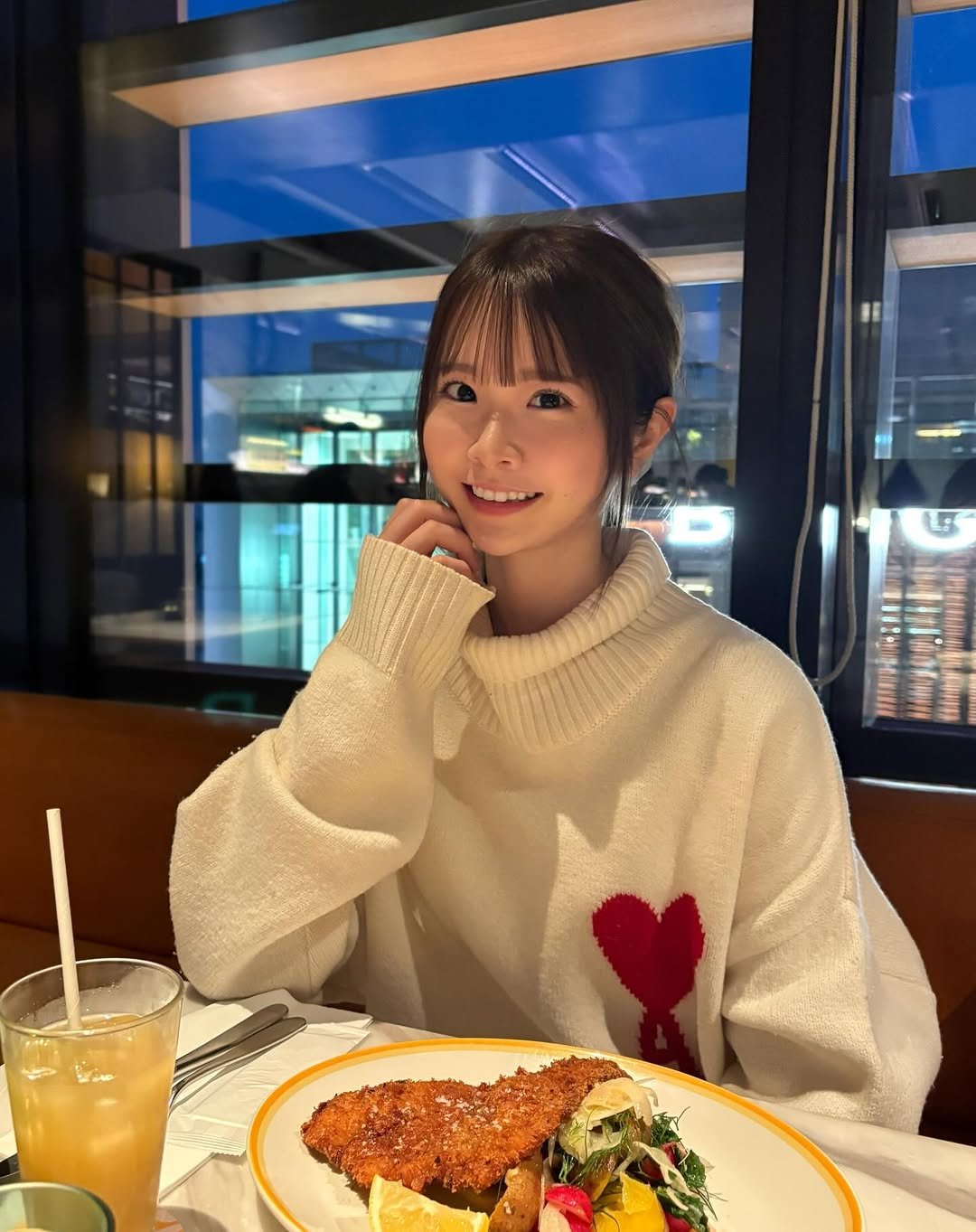 Photo by 白上咲花 on February 15, 2026. May be an image of one or more people, hair, cutlet, turtleneck and text.