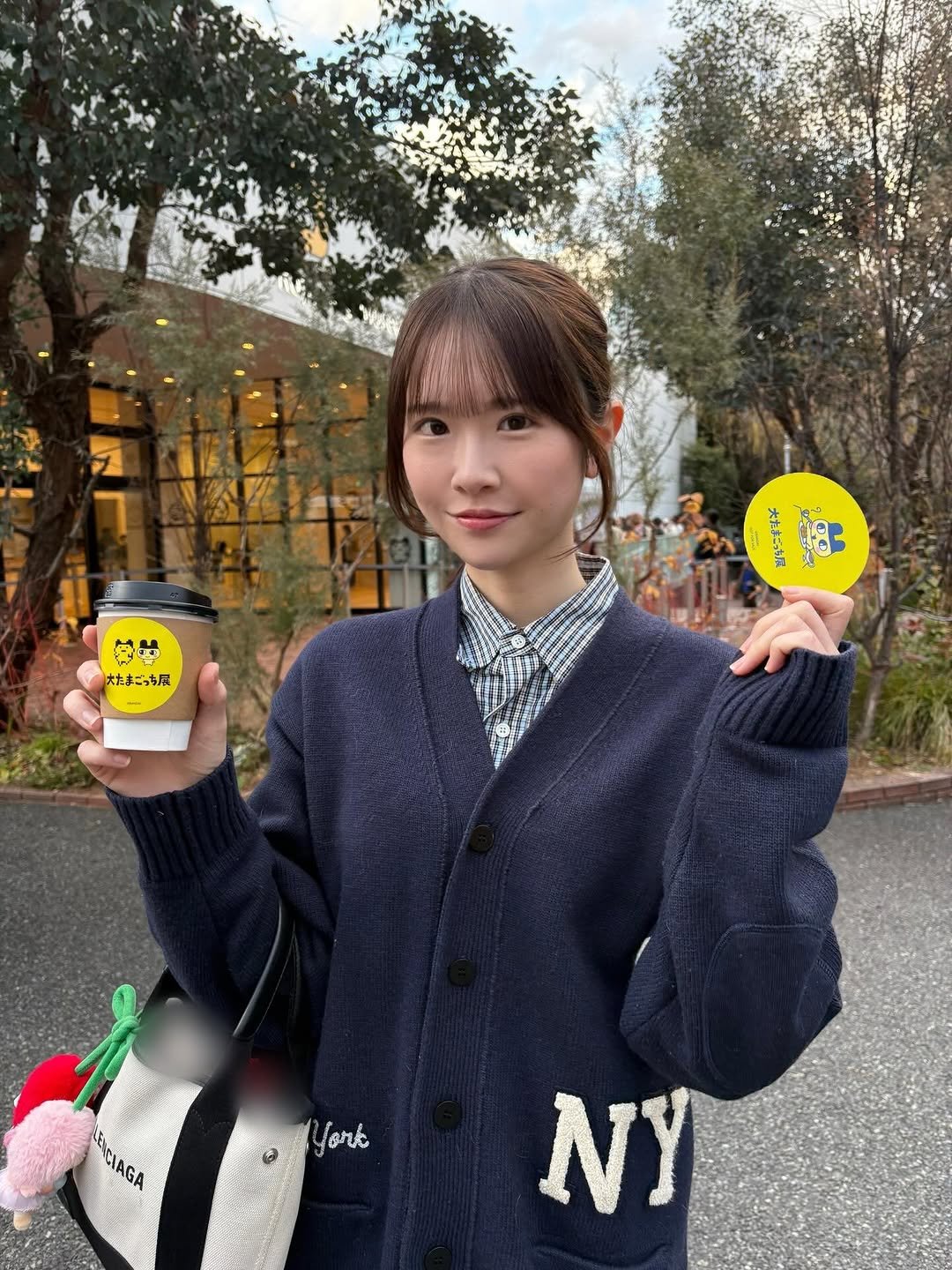 Photo by 白上咲花 on January 08, 2026. May be an image of one or more people, hair, duffle coat, parka, sweater, top, cornflower and text.