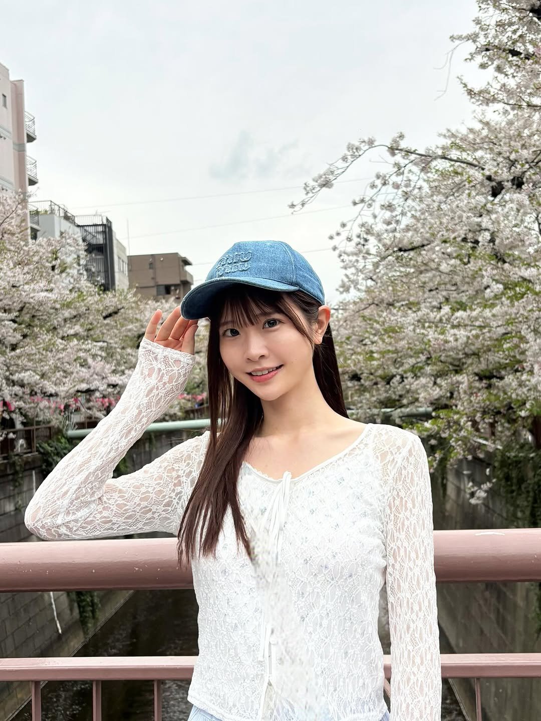 Photo by 白上咲花 in 目黒川沿い桜並木. May be an image of one or more people, hair, hat, top, beret, outdoors and text.