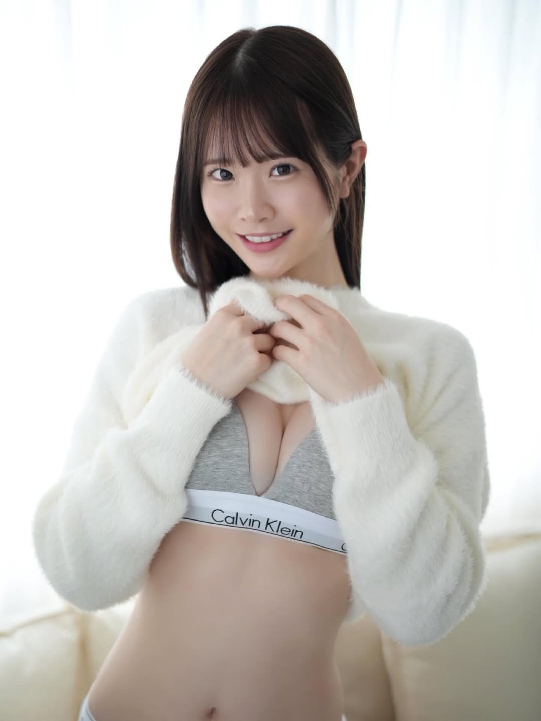 Photo by 白上咲花 on April 24, 2026. May be an image of one or more people, hair, sleepwear, top, bra and text.