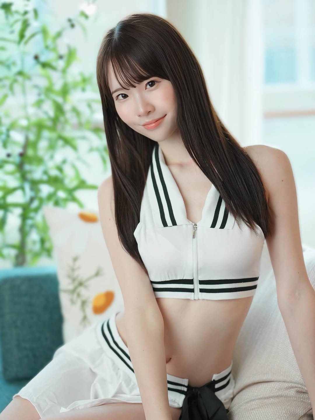 Photo by 白上咲花 on November 19, 2025. May be an image of one or more people, hair, sleepwear, top, bra and text.