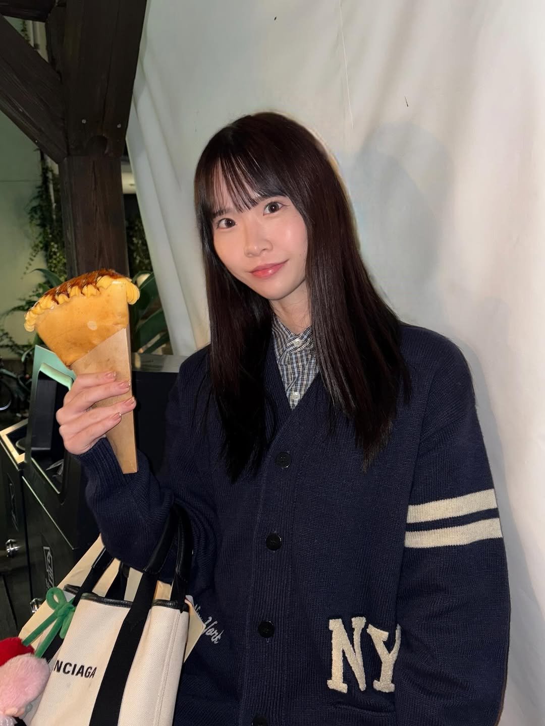 Photo by 白上咲花 on November 22, 2025. May be an image of duffle coat, icecream cone, parka and text.