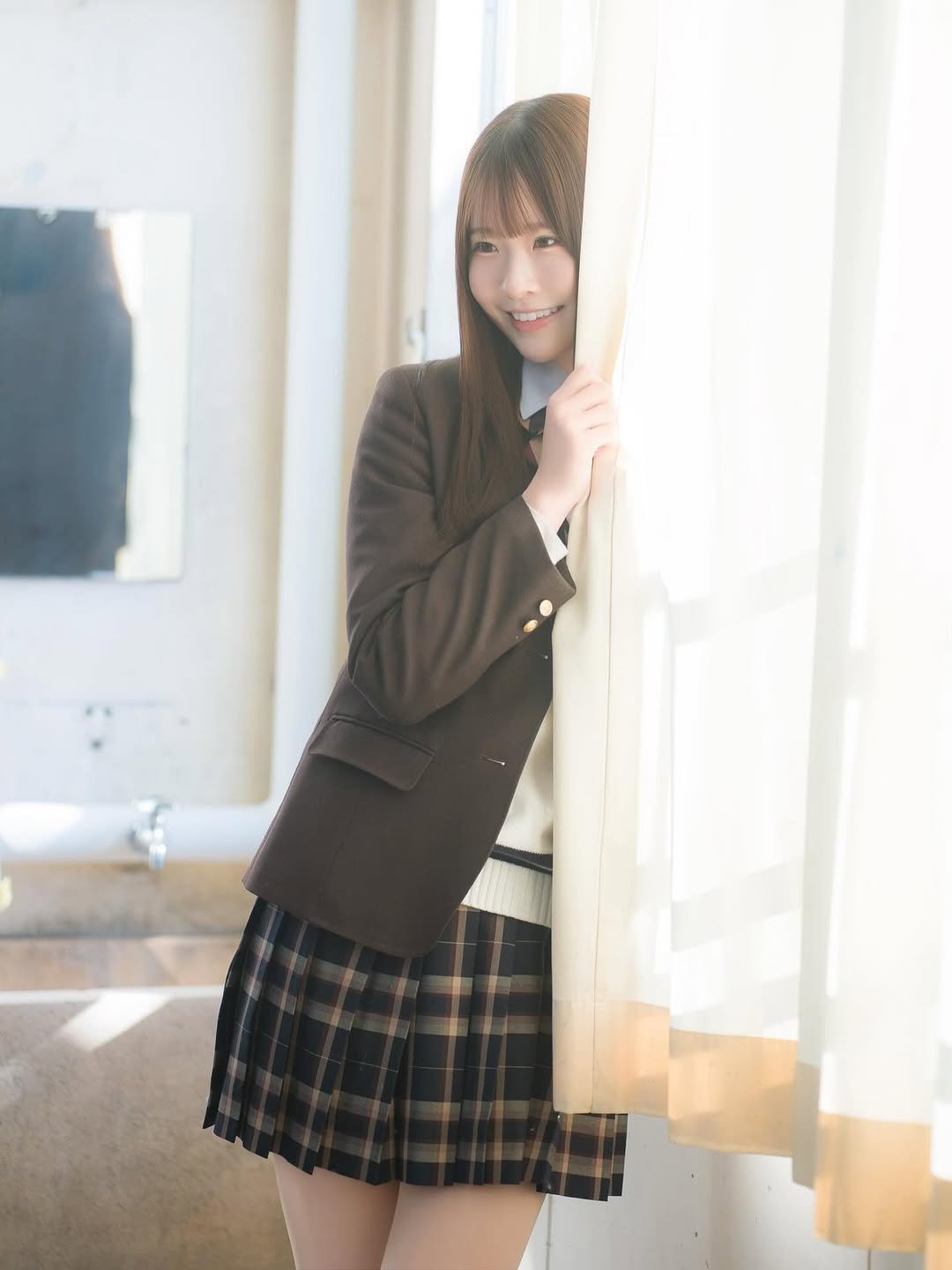 Photo by 白上咲花 on January 24, 2026. May be an image of duffle coat, blazer, miniskirt and text.