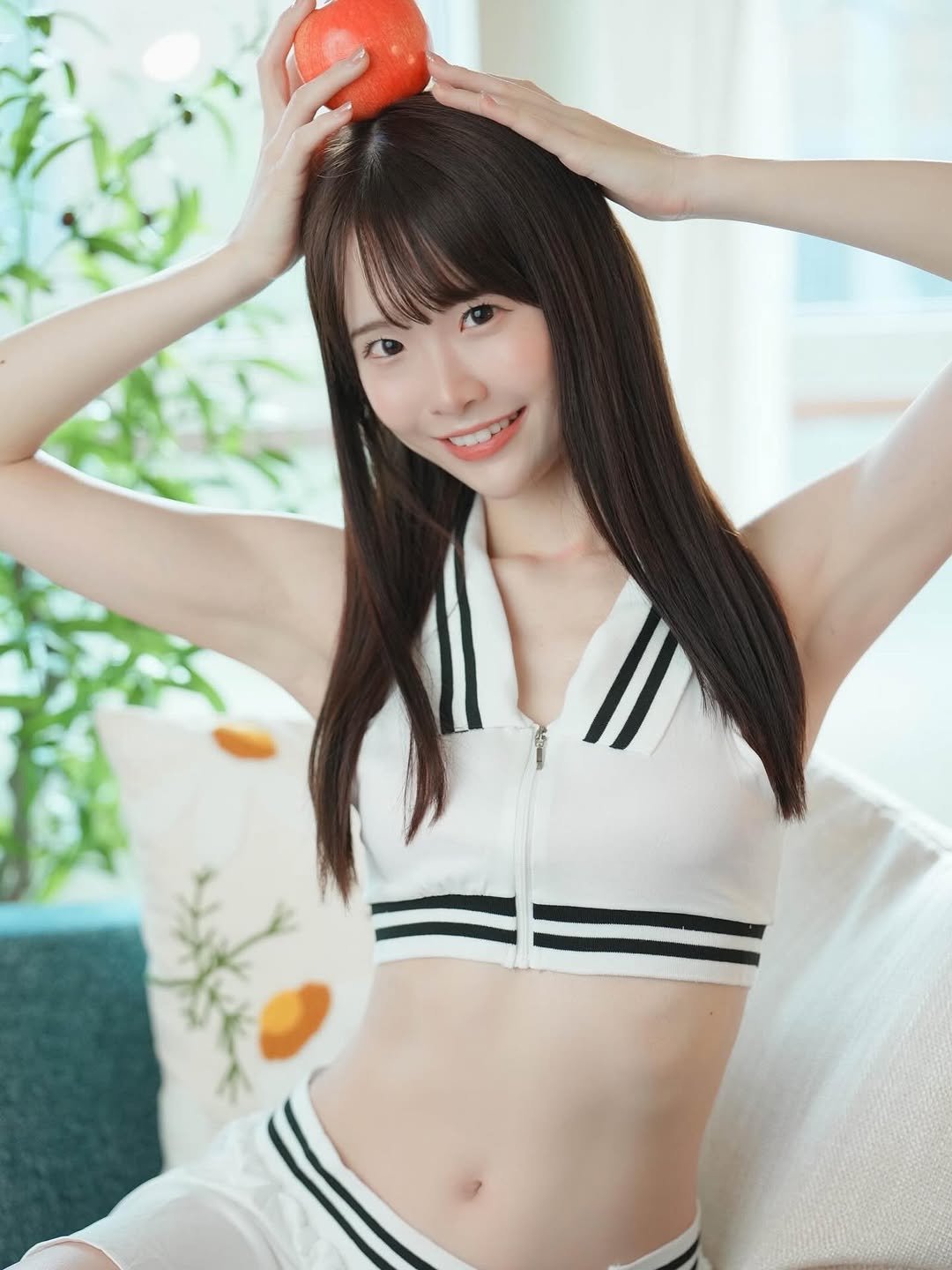 Photo by 白上咲花 on November 23, 2025. May be an image of one or more people, hair, bra and text.