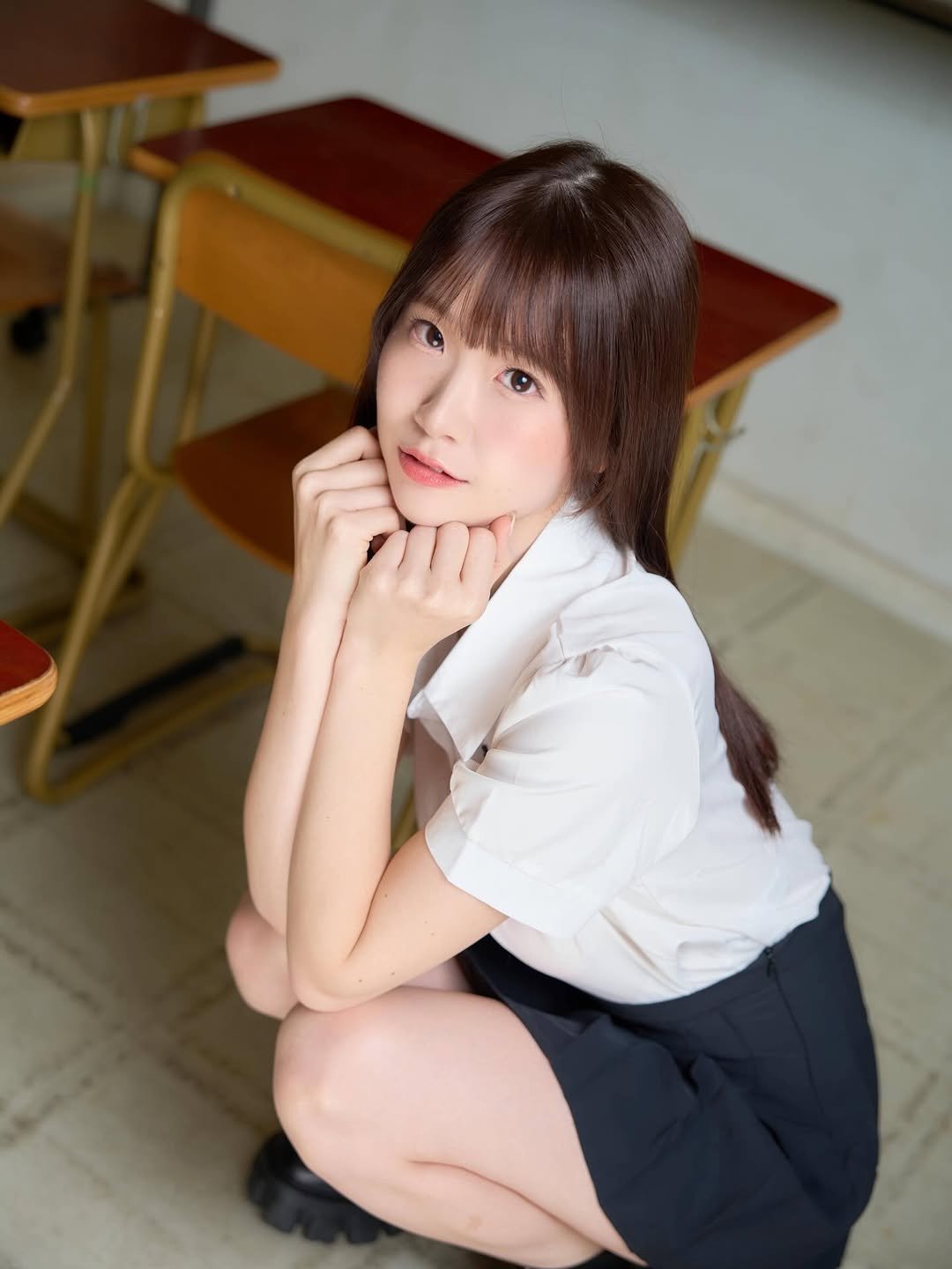 Photo by 白上咲花 on November 23, 2025. May be an image of one or more people, hair, miniskirt and text.