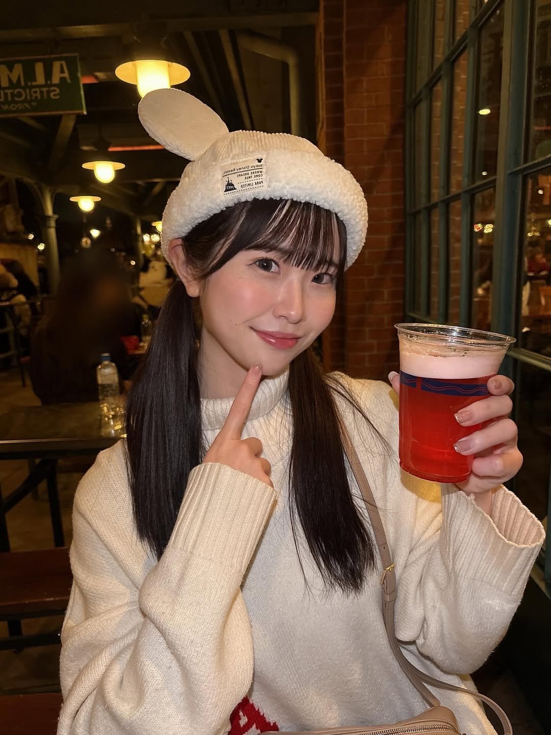 Photo by 白上咲花 on November 26, 2025. May be an image of duffle coat, beer, beret and text.
