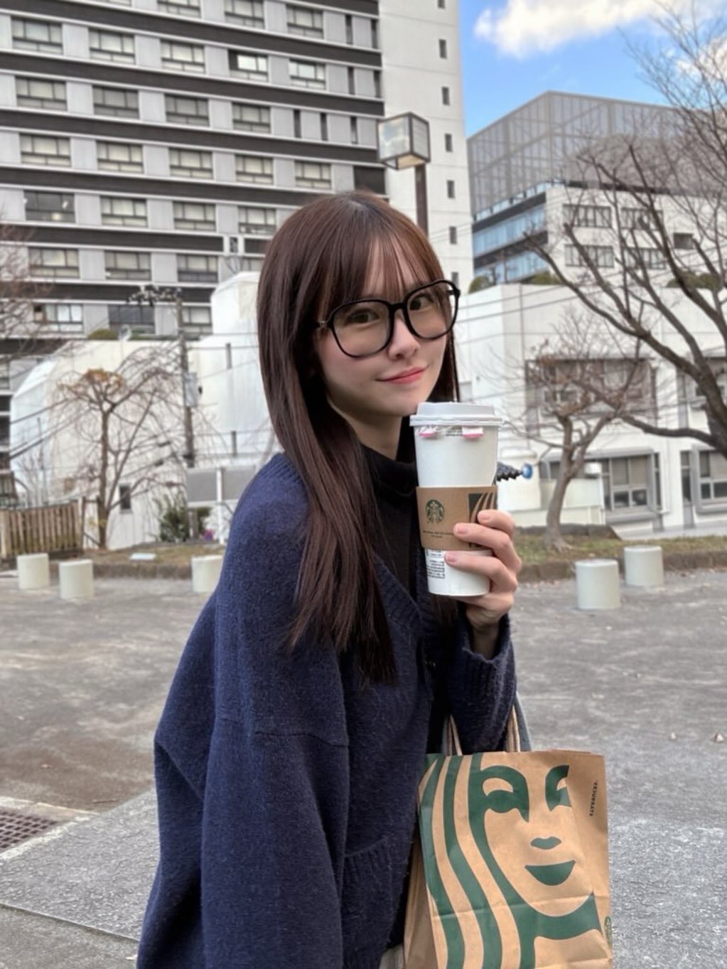 Photo by 白上咲花 on January 03, 2026. May be an image of one or more people, hair, duffle coat, parka, cornflower and text.