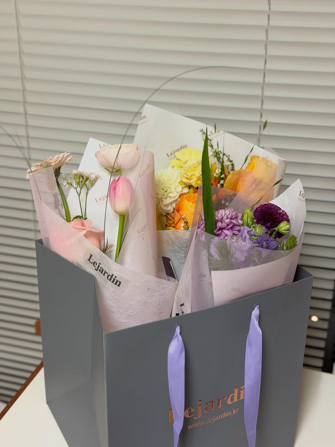 Photo by 에밀리엣홈ㅣ집밥 • 레시피 • 건강식 • 요리팁 on February 14, 2026. May be an image of bouquet, flower arrangement, prairie gentian, white lily, baby's-breath, lily, carnation and text that says 'Lejardin Lej Le G Kin Lejardin Lejardin din ejardi ejardi ejardin.kr di ww.lejardin.kr'.