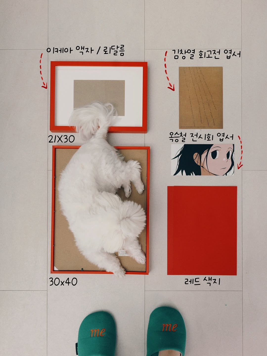 Photo by 화가이모 on September 26, 2025. May be an image of poster and text that says 'o 케아 액자 이케아액자\/로 / 뢰달름 김창열 002 기차여 회고전 엽서 町 21X30 옥승철 옥승철전시회엽서 전시 전시회 엽서 30x40 레드 레드색지 색지 me me'.