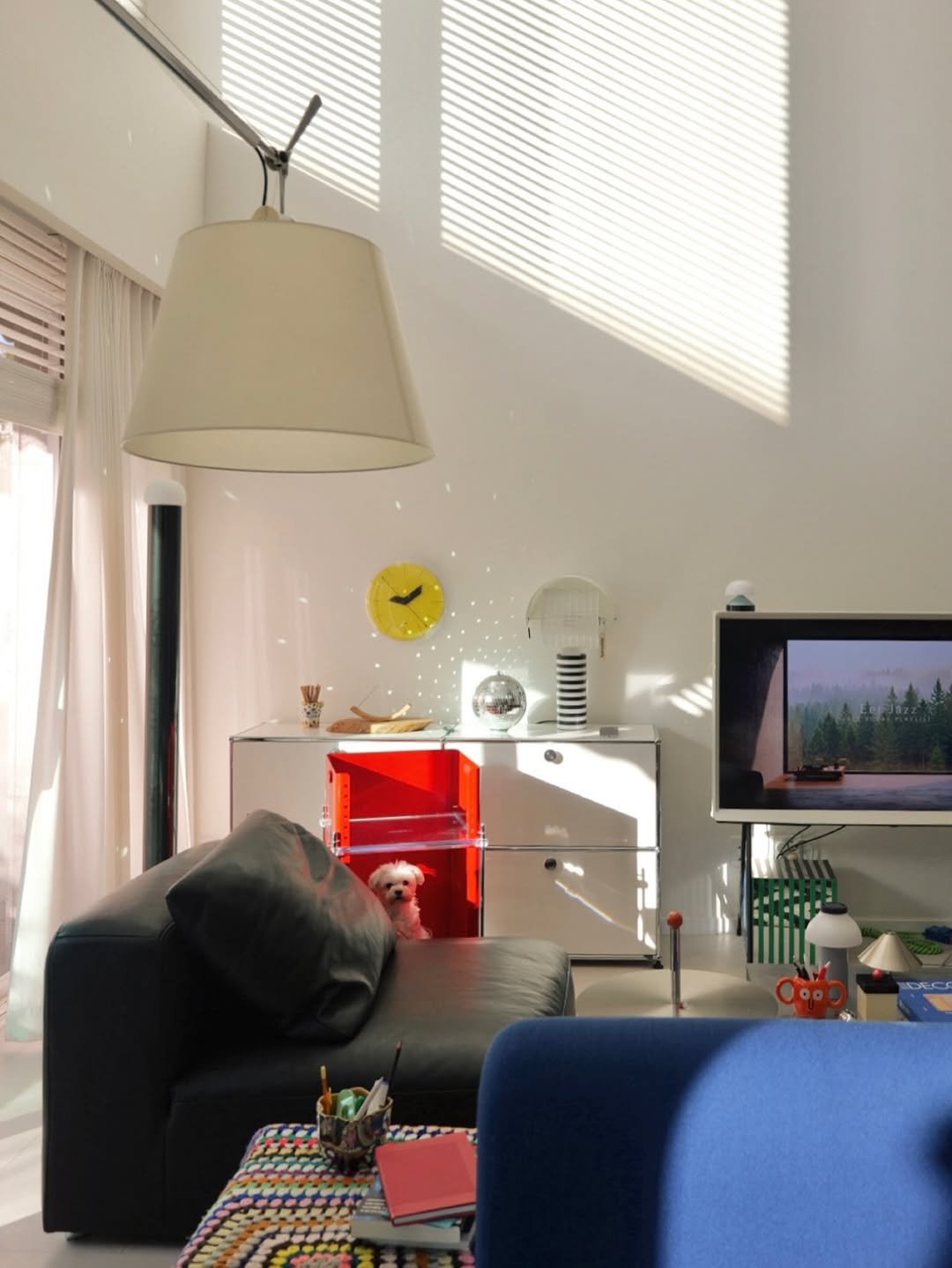 Photo by 화가이모 on November 13, 2025. May be an image of armchair, chaise lounge, living room, indoors and text.