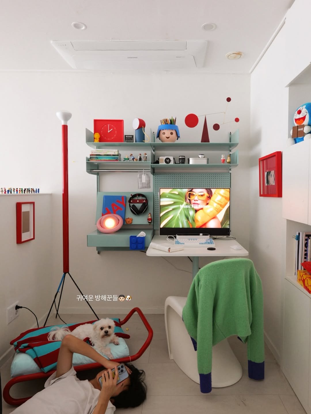 Photo by 화가이모 on November 08, 2025. May be an image of television, toy, tablet, beanbag chair, bedroom and text.