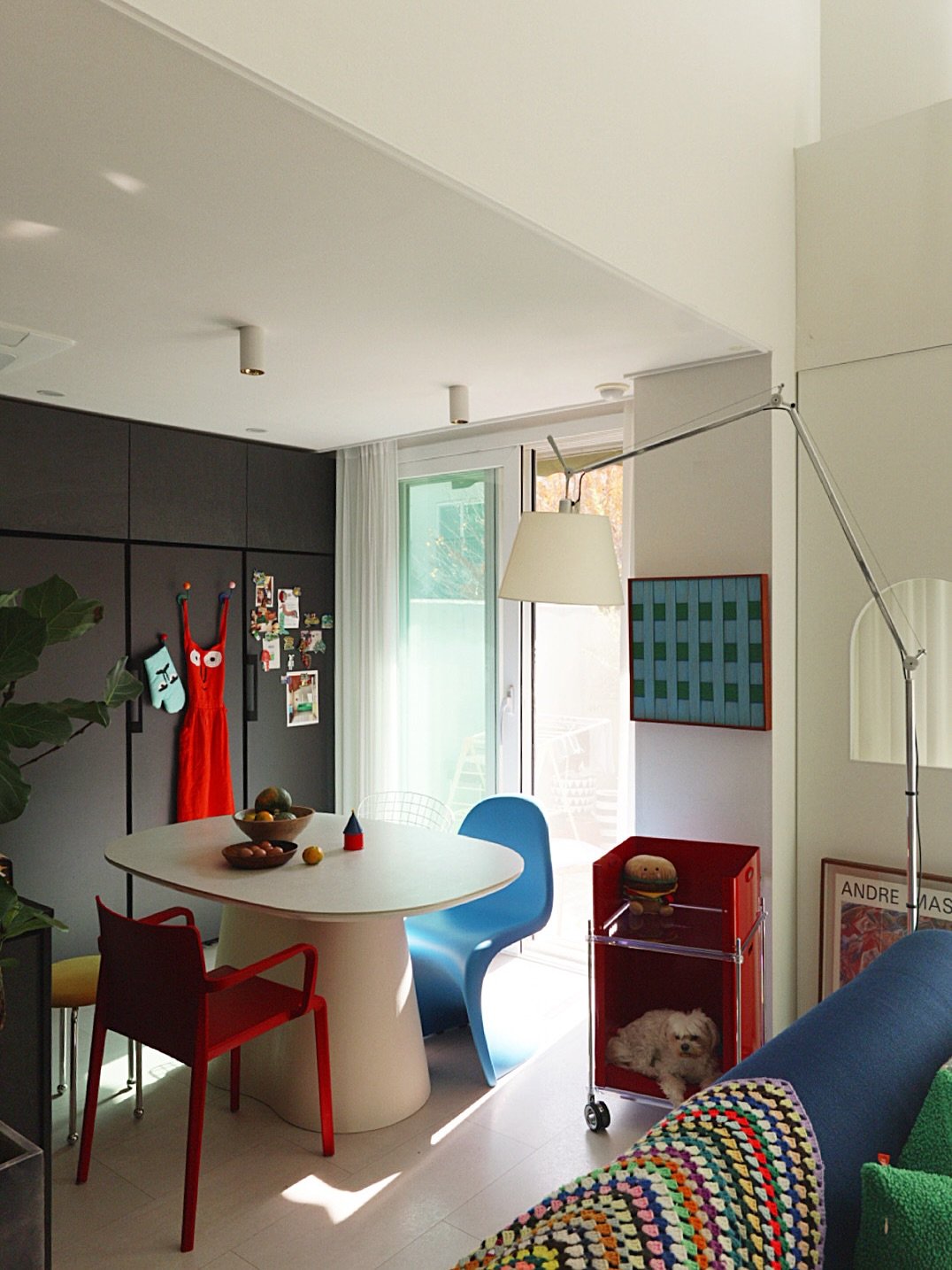 Photo by 화가이모 on November 03, 2025. May be an image of dining table, living room, indoors and text.