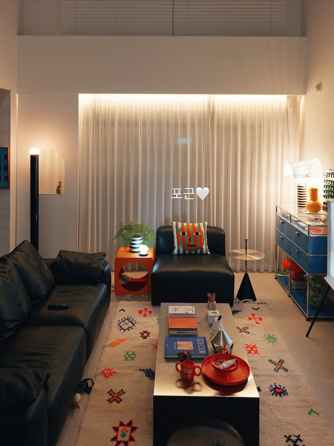 Photo by 화가이모 on September 23, 2025. May be an image of curtains, sofa, carpet, living room, indoors and text.