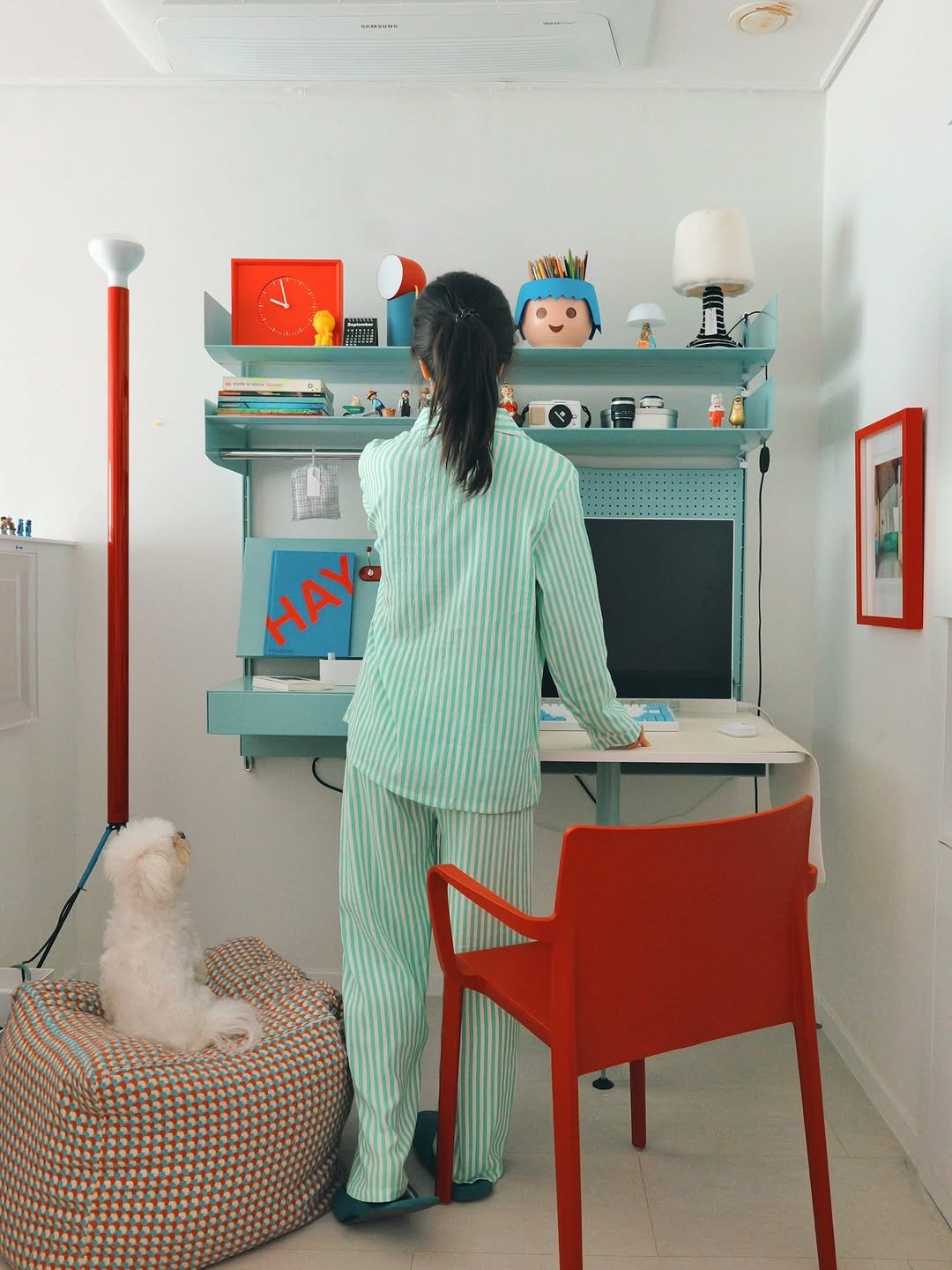 Photo shared by 화가이모 on September 24, 2025 tagging @love_danbi_home, and @my.dandelion.official. May be an image of 1 person, sleepwear, clothes iron, bath robe, telephone and text.