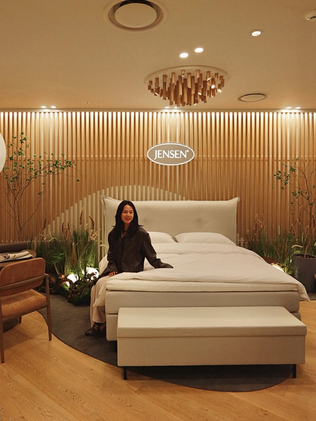 Photo shared by 화가이모 on November 11, 2025 tagging @jensenbeds_kr. May be an image of bed, lighting, mattress, headboard, indoors, bedroom and text.