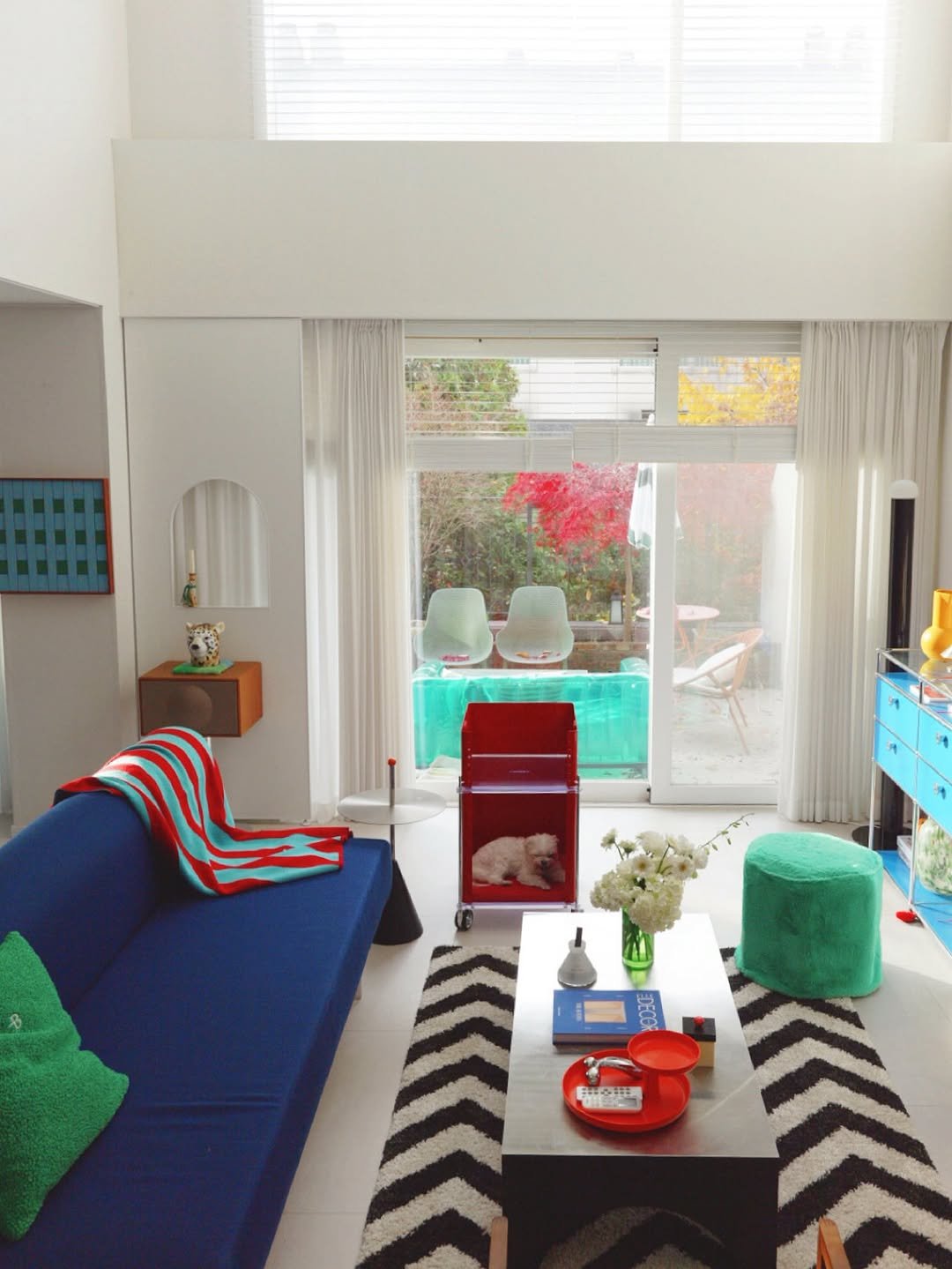 Photo by 화가이모 on November 17, 2025. May be an image of curtains, beanbag chair, living room, indoors, bedroom, sliding door and text.