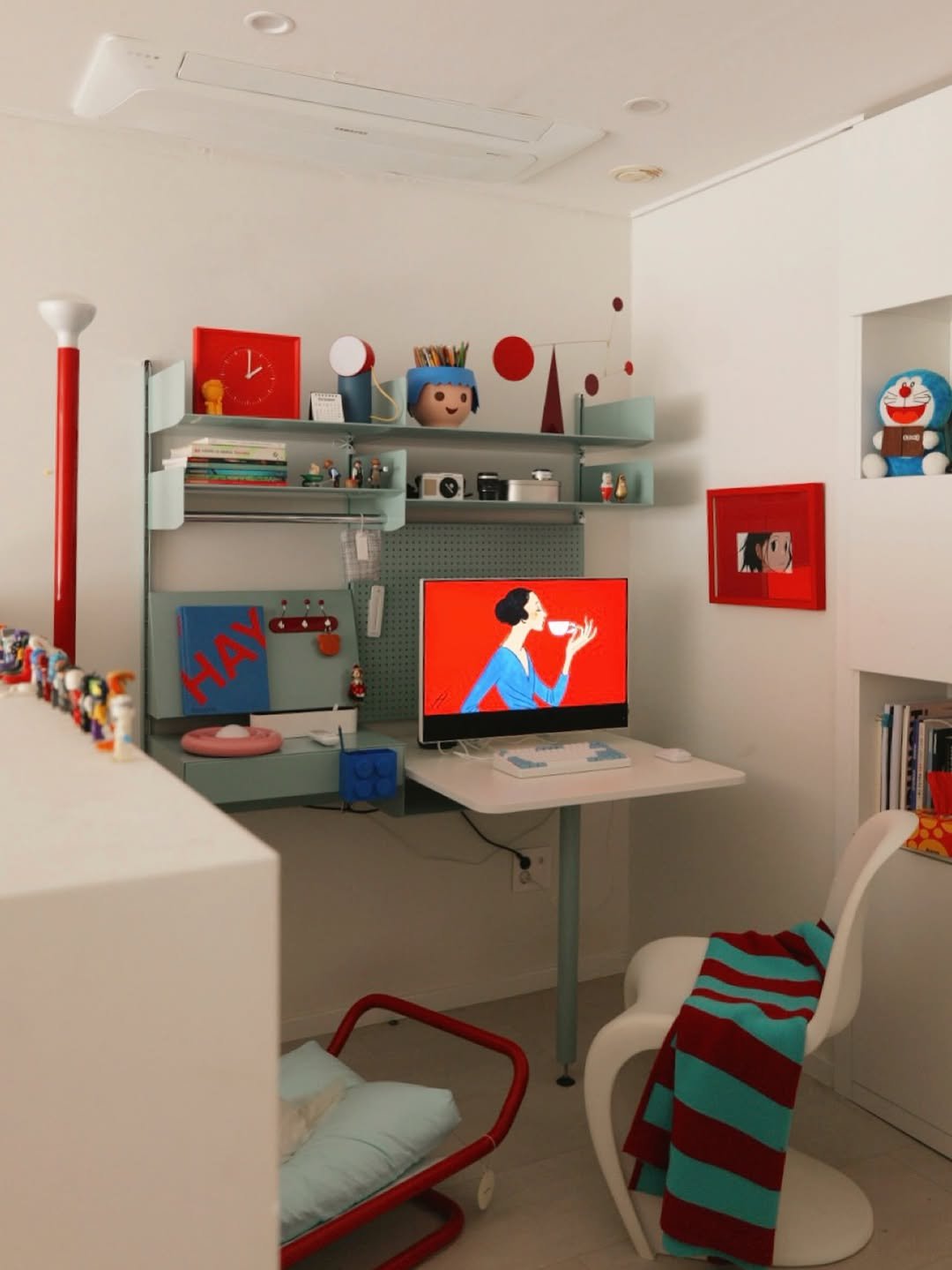 Photo shared by 화가이모 on November 03, 2025 tagging @deello_official. May be an image of toy, bureau, desk, bedroom, indoors, office and text that says 'HAY'.