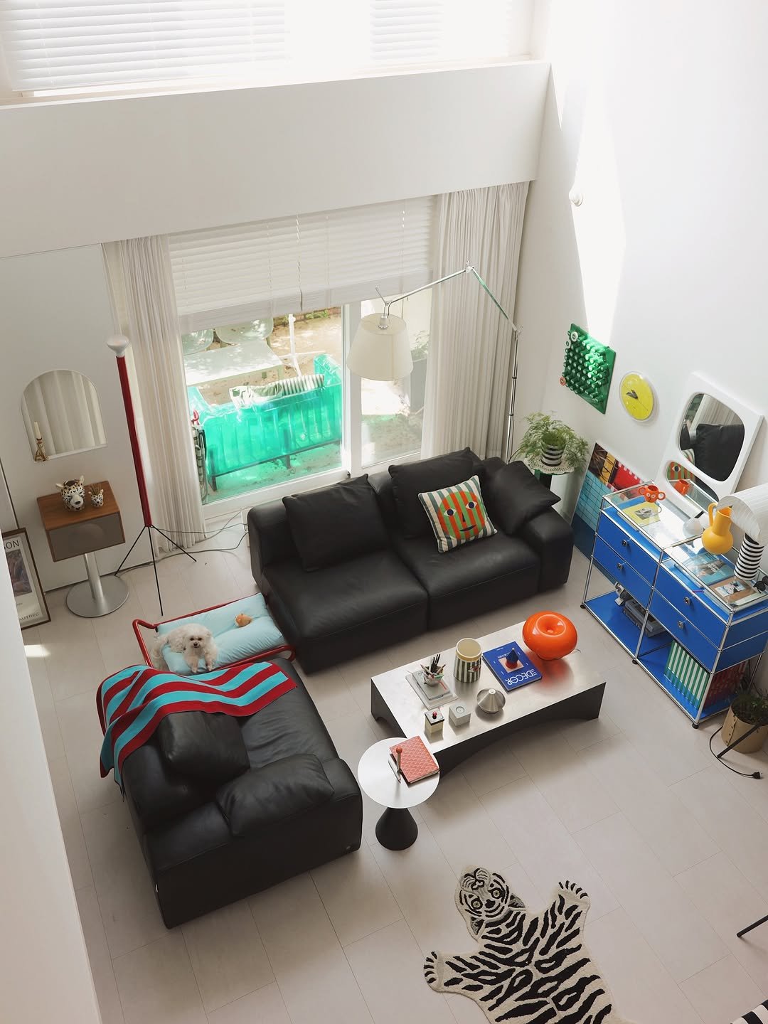Photo shared by 화가이모 on September 17, 2025 tagging @dauning_official. May be an image of sofa, armchair, living room, indoors and text.