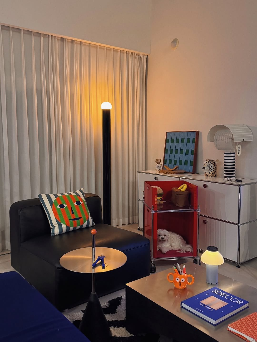 Photo by 화가이모 on November 07, 2025. May be an image of table, armchair, curtains, living room, indoors and text.