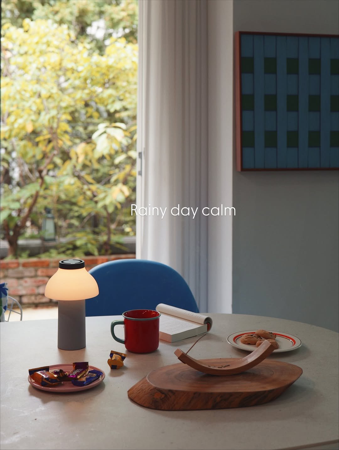 Photo by 화가이모 on September 18, 2025. May be an image of lighting, lamp, lamp shade, kitchenware and text that says 'Rainy Rainydaycalm day calm 2の'.