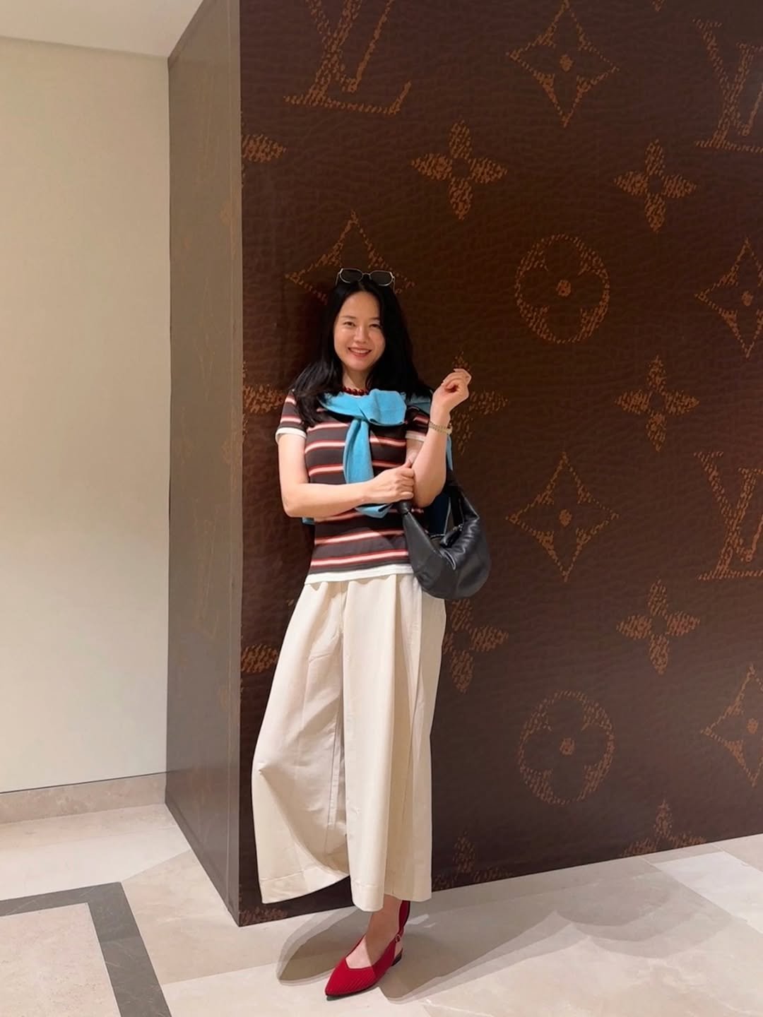 Photo by 화가이모 on September 27, 2025. May be an image of 1 person, purse and text.