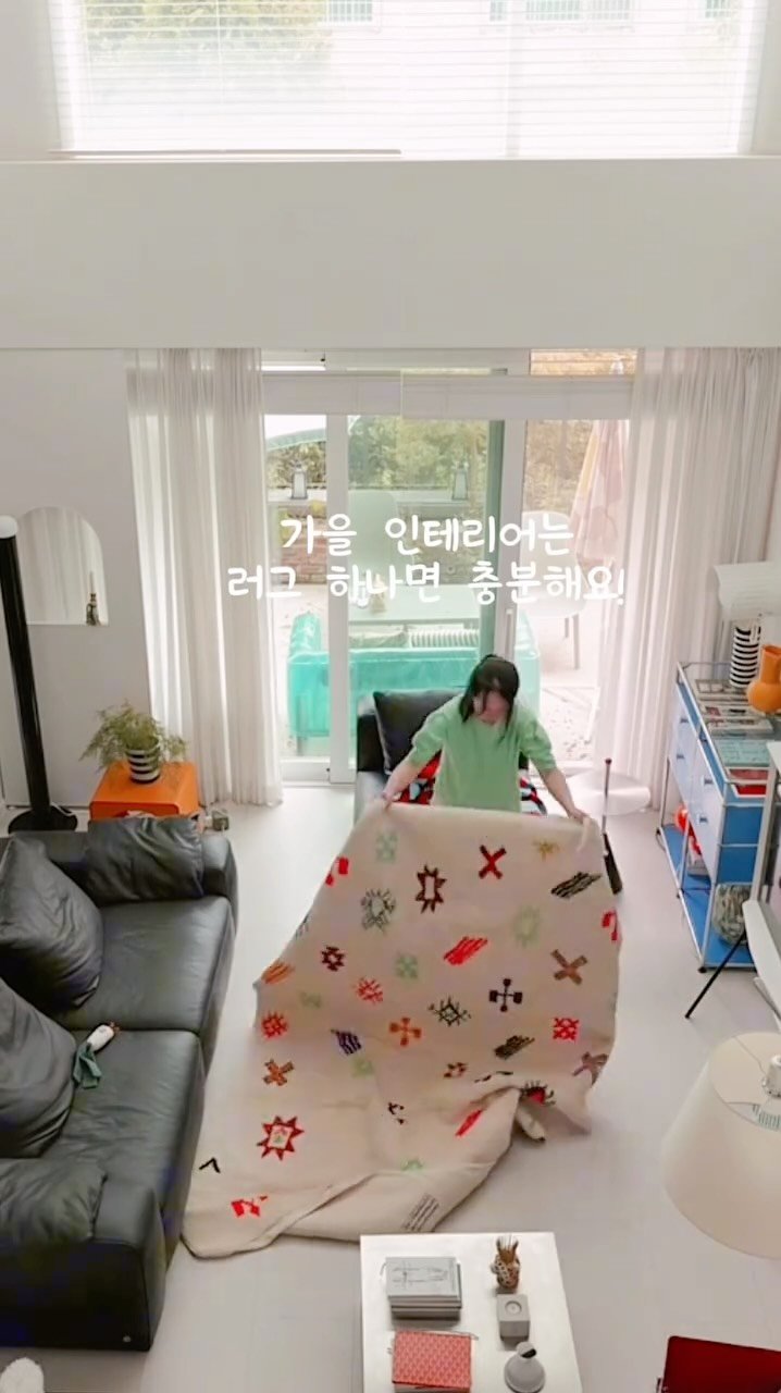 emo__home 게시물 이미지: 호시탐탐 기회만 엿보다가
오늘 드디어..러그를 깔았습니다🤍

블랙 소파와는 첫...