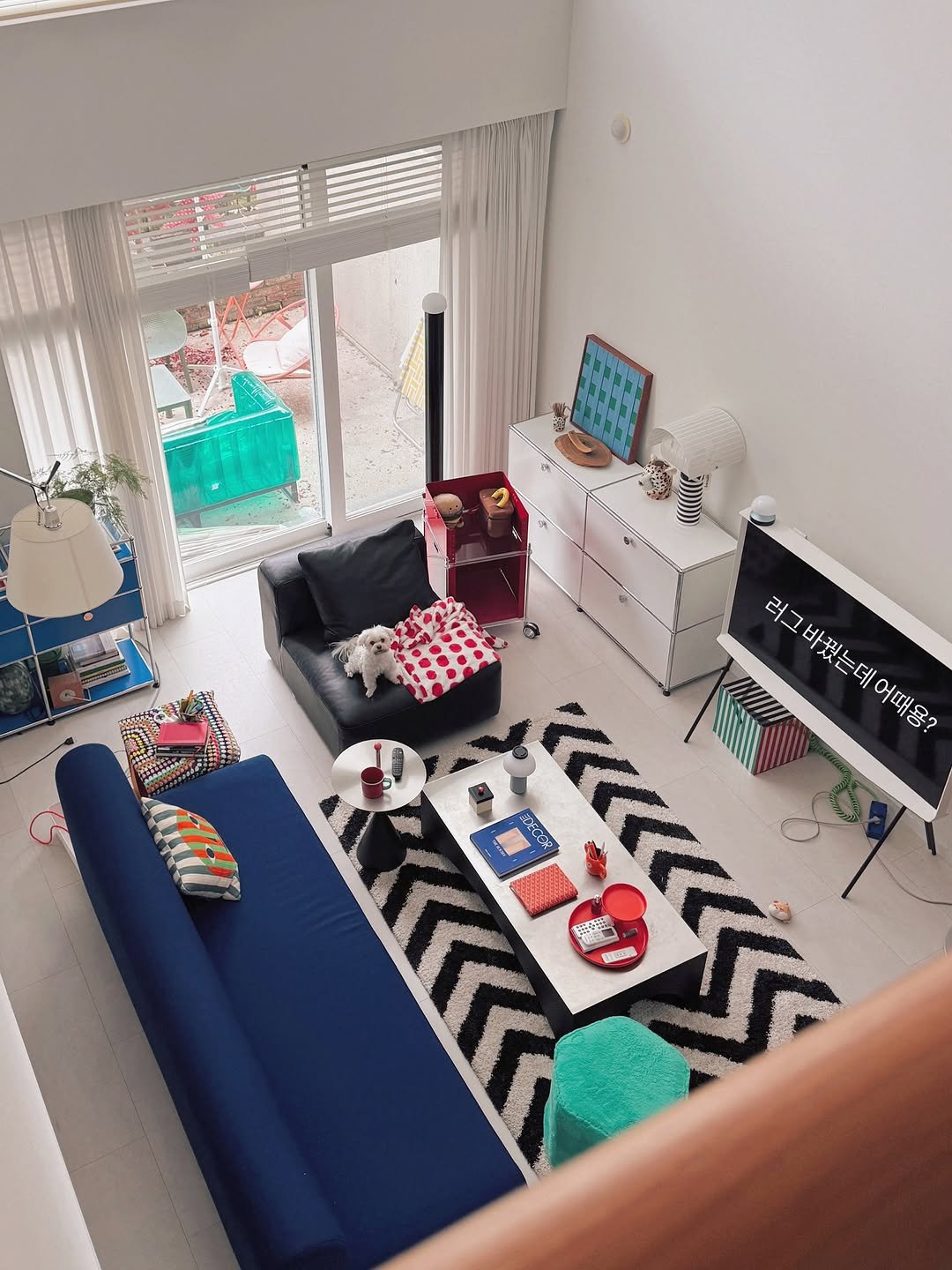 Photo by 화가이모 on November 08, 2025. May be an image of sofa, futon, living room, indoors, bedroom and text.