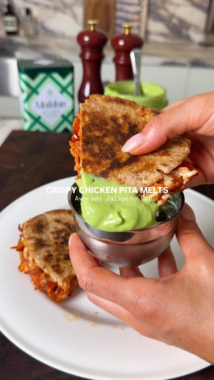 emthenutritionist 게시물 이미지: Chipotle Chicken Pita Melts with Avocado...
