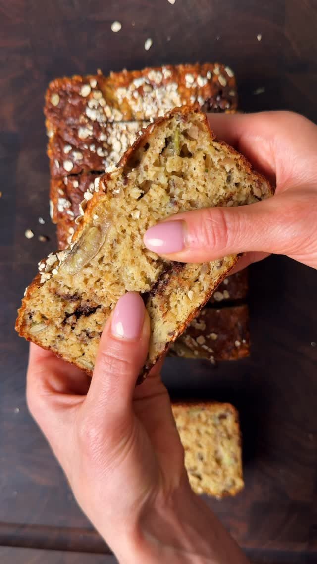 emthenutritionist 게시물 이미지: The Best Healthy Banana Bread Breakfast Loaf 🍌...