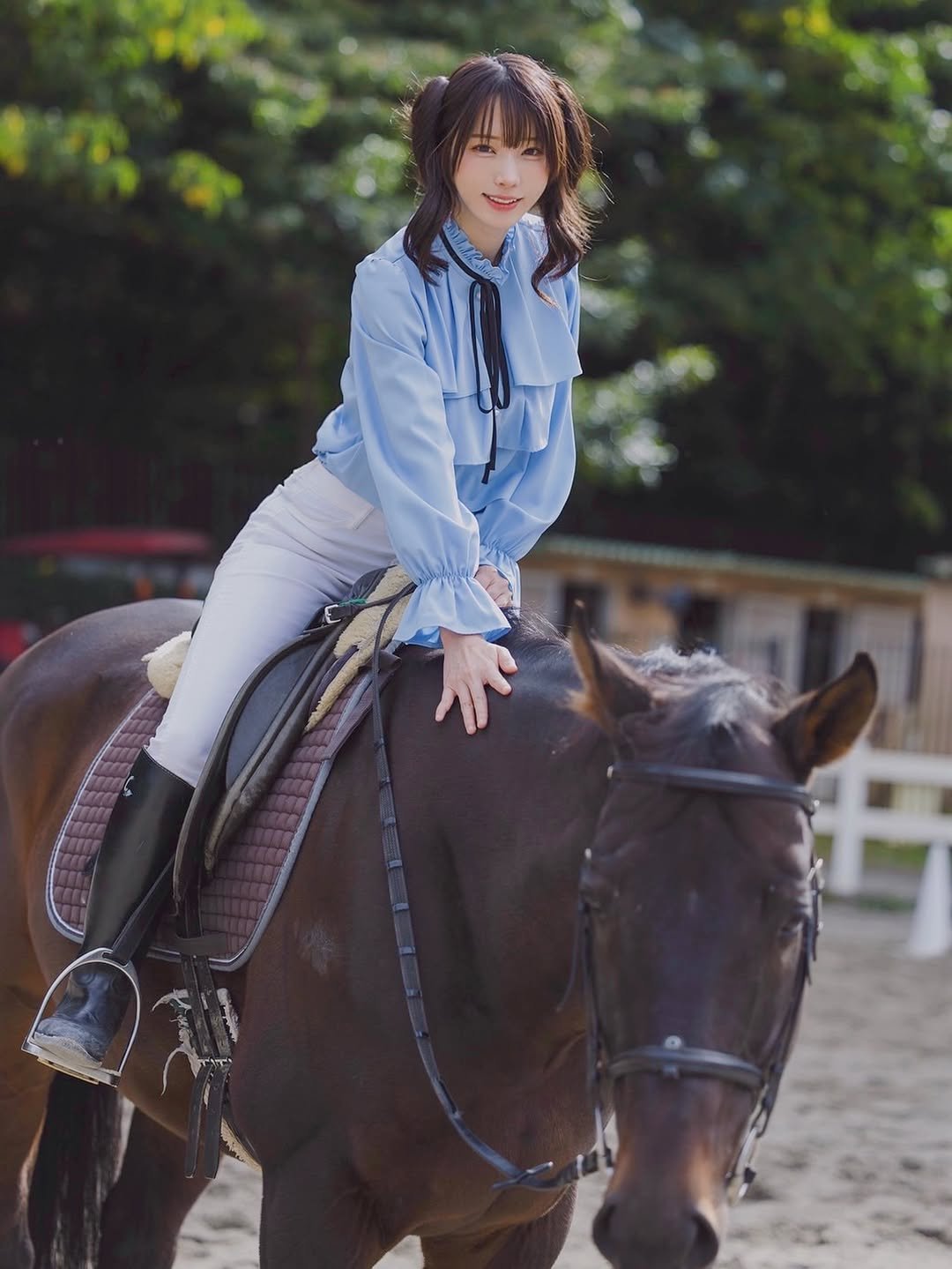 Photo by えなこ(Enako) on December 31, 2025. May be an image of riding on a horse, horse, pony, pants and text.