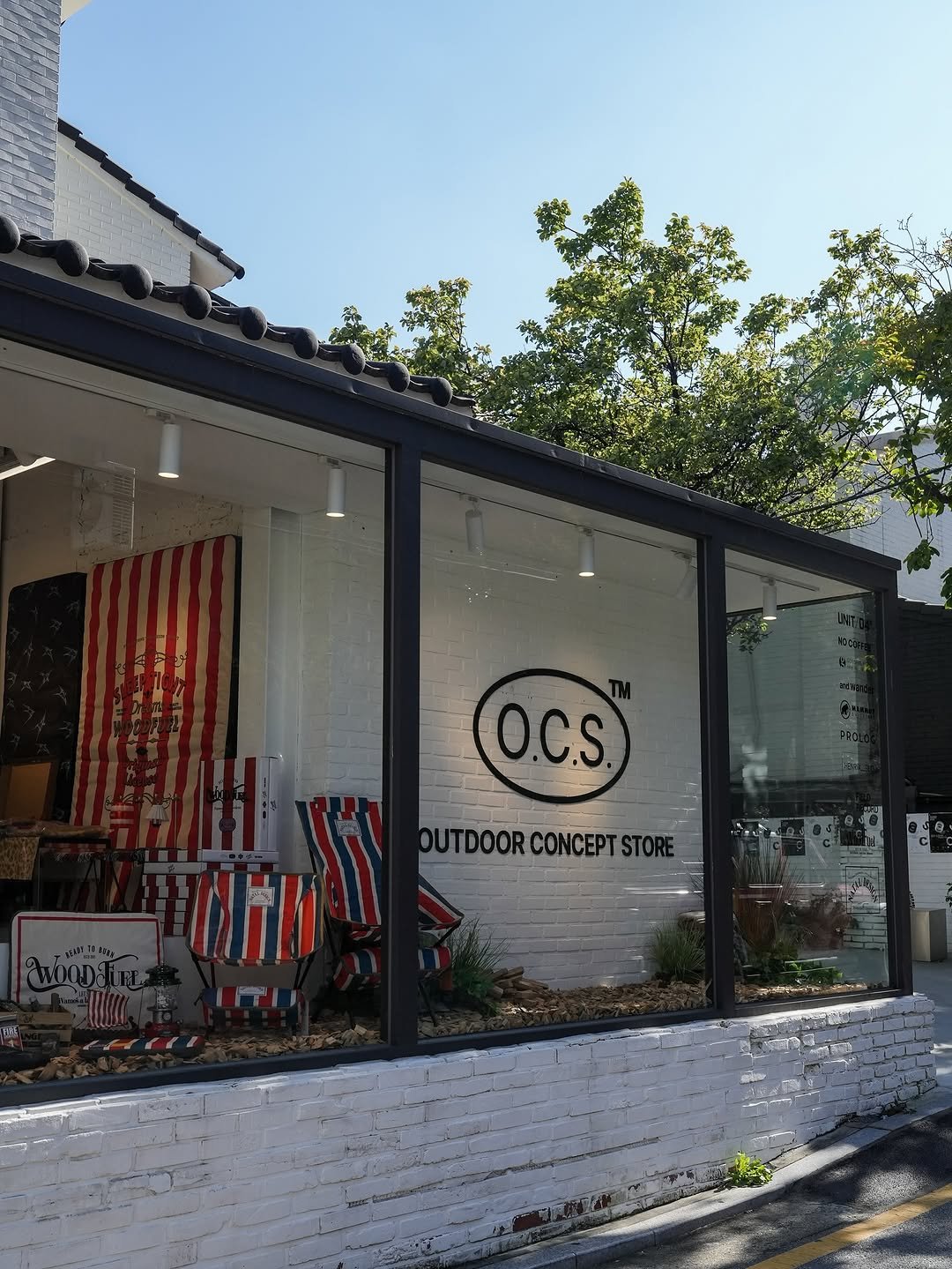 Photo by 엔돌핑☻ l 캠핑정보 • 캠핑장 • 아웃도어 l on October 31, 2025. May be an image of display case and text that says 'O.C.S. OUTDOORCONCEPTSTORE OUTDOORCONCEPT'.