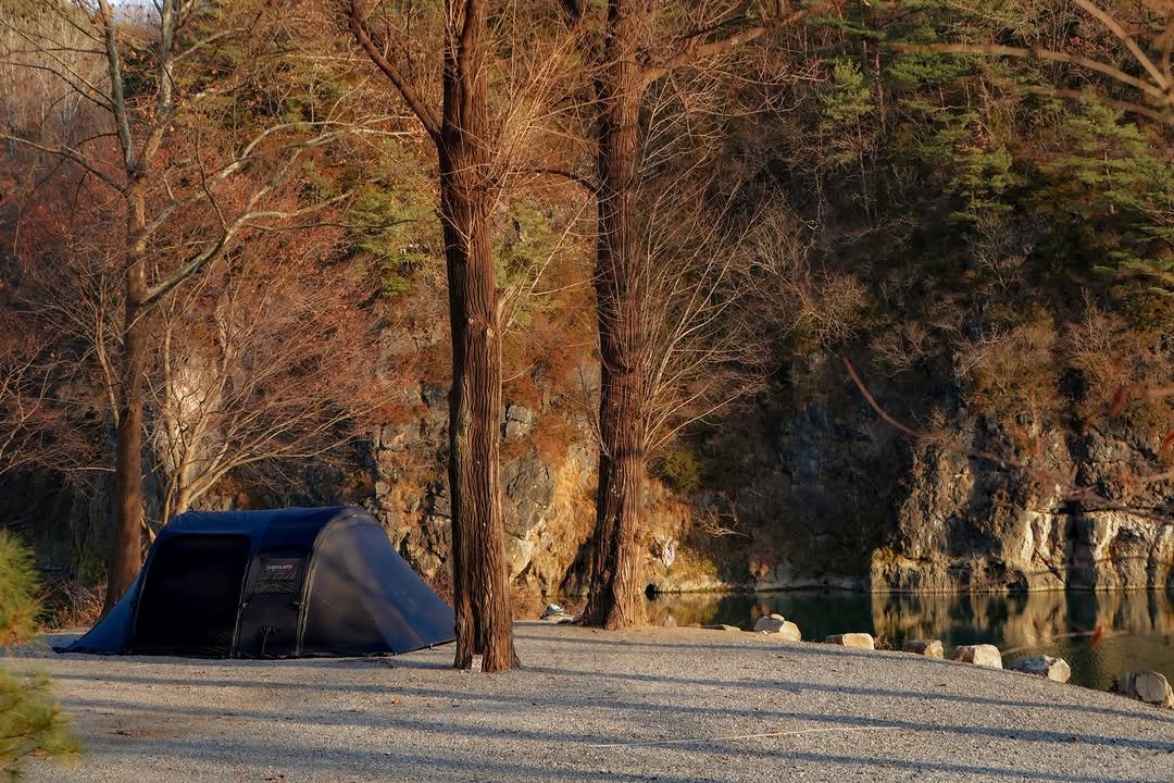 Photo shared by 엔돌핑☻ l 캠핑정보 • 캠핑장 • 아웃도어 l on December 16, 2025 tagging @gpoutdoors2022, @gopamir.gp, and @gopamir_official. May be an image of campsite, park and text.