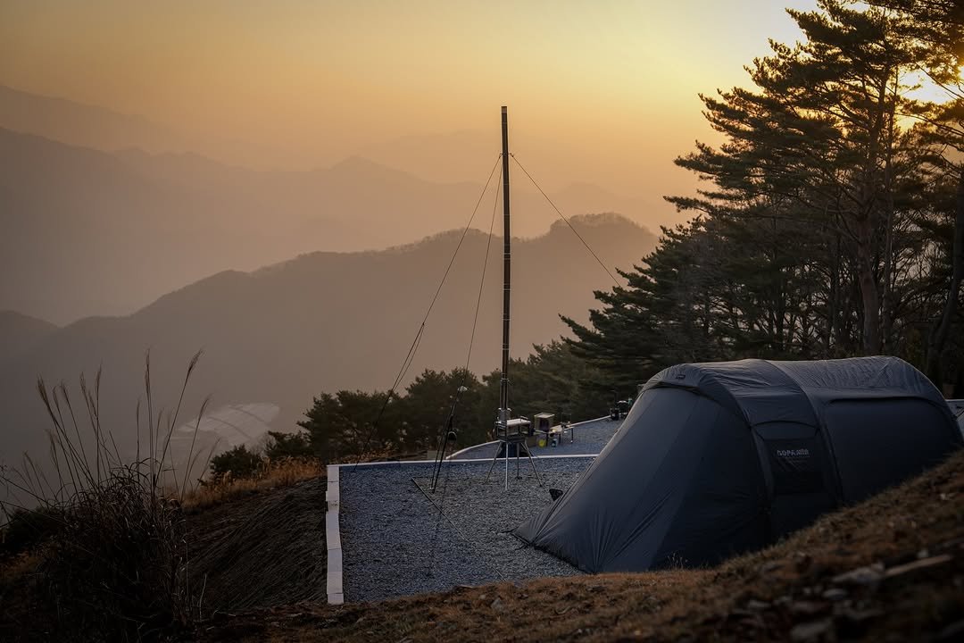 Photo shared by 엔돌핑☻ l 캠핑정보 • 캠핑장 • 아웃도어 l on February 11, 2026 tagging @swimozicamp, and @gopamir_official. May be an image of campsite, telescope, twilight, outdoors and text.