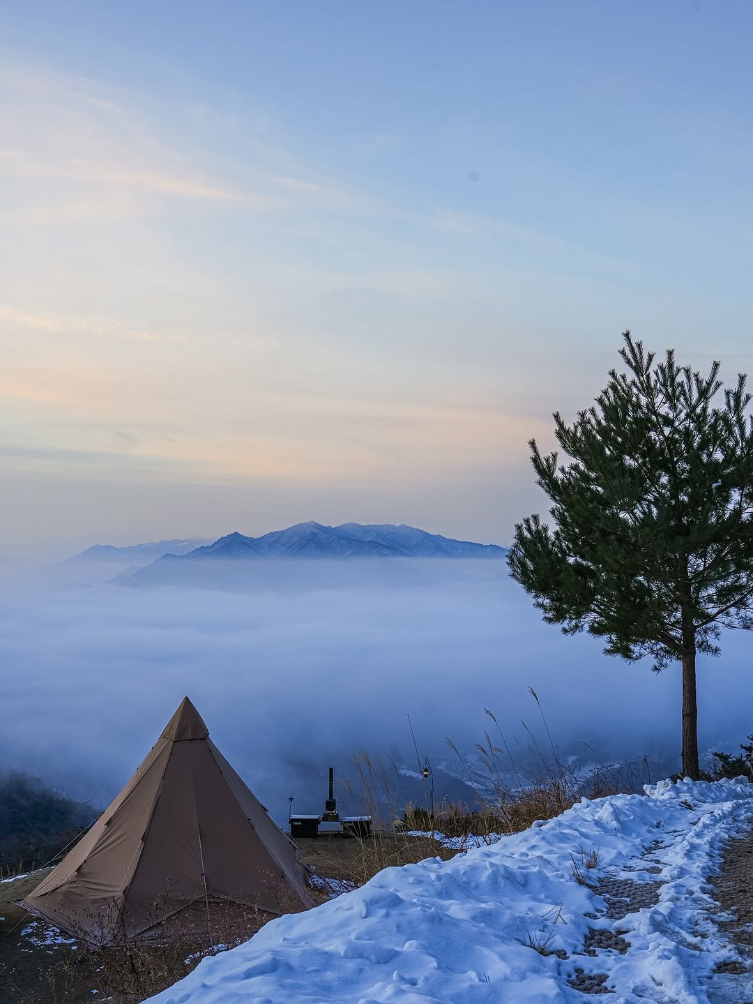 Photo shared by 엔돌핑☻ l 캠핑정보 • 캠핑장 • 아웃도어 l on December 04, 2025 tagging @tentmarkdesigns_korea_official. May be an image of campsite, nature and fog.