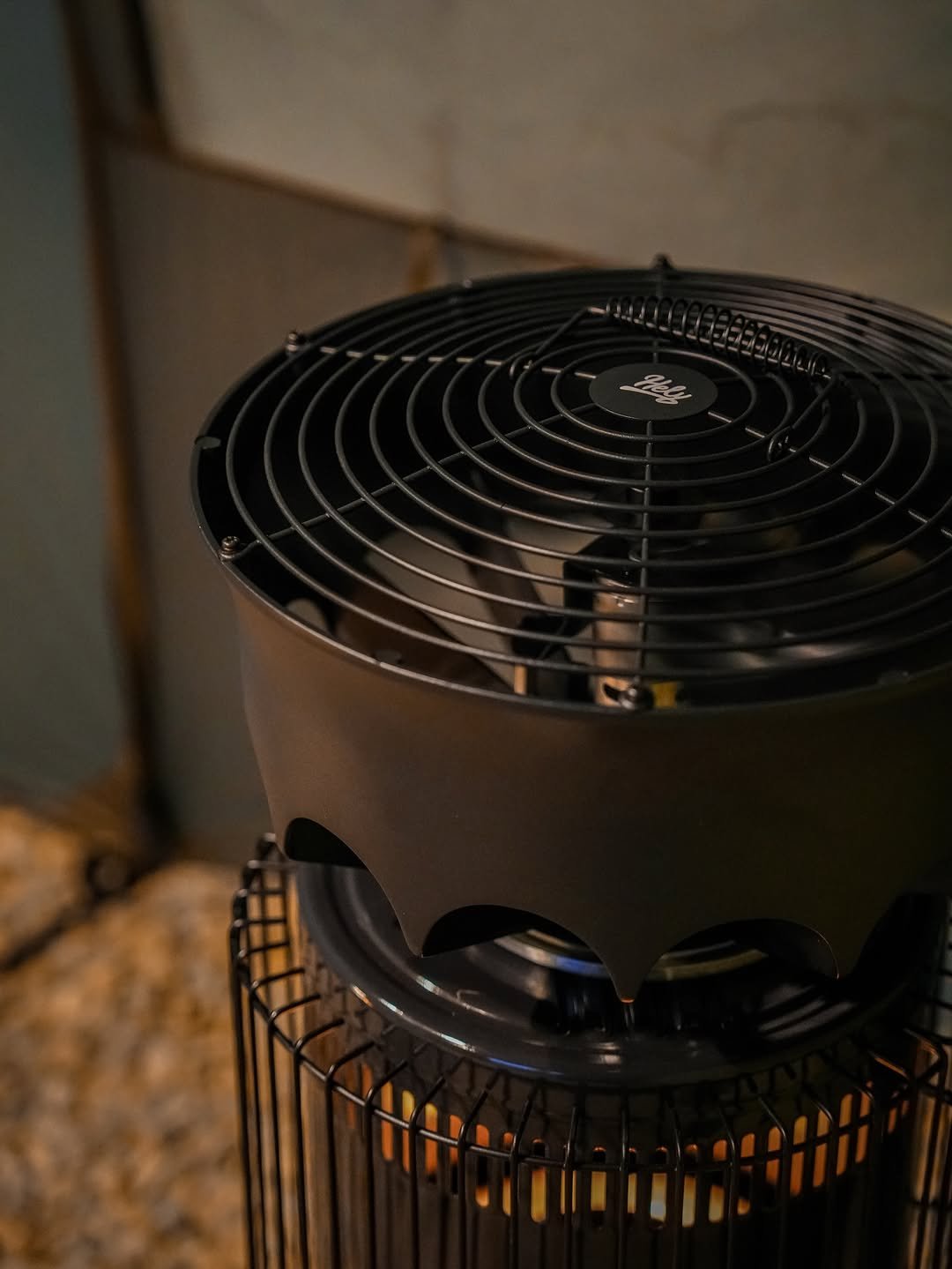 Photo shared by 엔돌핑☻ l 캠핑정보 • 캠핑장 • 아웃도어 l on December 18, 2025 tagging @helymall. May be an image of air conditioner, stove and text.