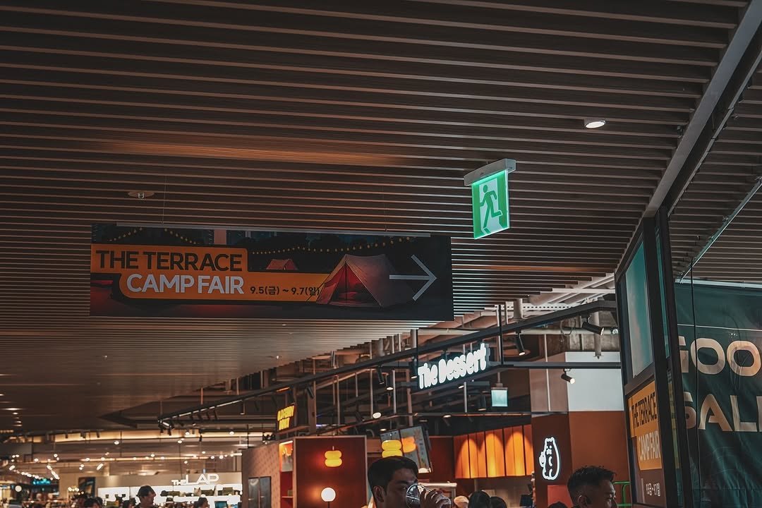 Photo by 엔돌핑☻ l 캠핑정보 • 캠핑장 • 아웃도어 l on September 04, 2025. May be an image of 4 people, signboard, street, terminal and text.