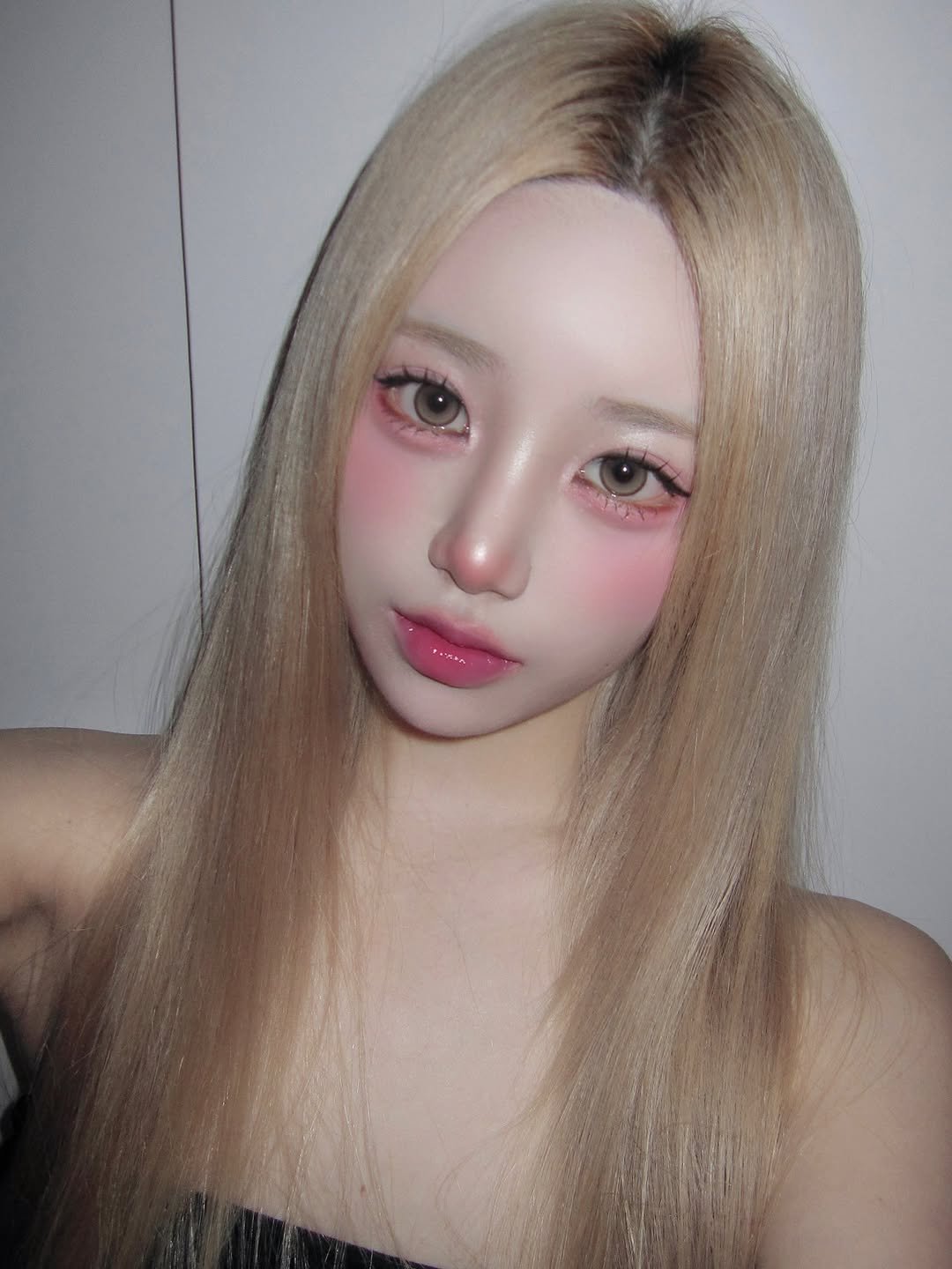 Photo by SUJIN ♥ on August 05, 2025. May be an image of 1 person, blonde hair, makeup and text.