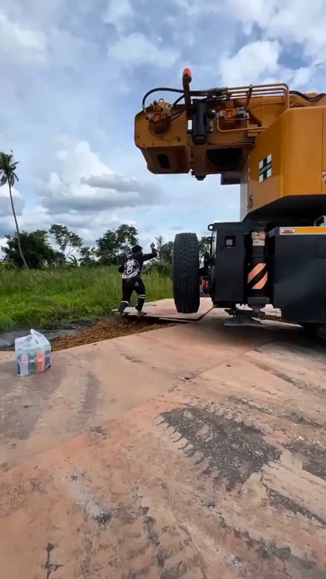 engineer_constructions 게시물 이미지: Excavator rescue operation from swamp with the...