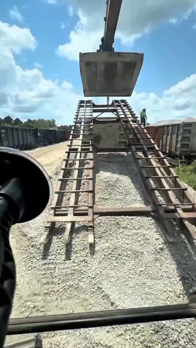 engineer_constructions 게시물 이미지: Discover master excavator operators in action...