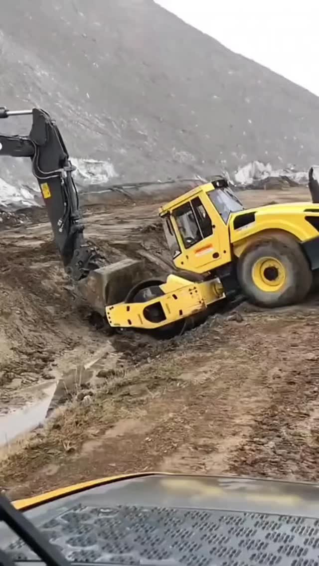 engineer_constructions 게시물 이미지: When machines get stuck, real teamwork...