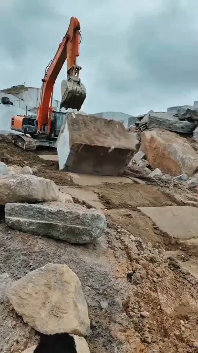 engineer_constructions 게시물 이미지: Masters moving marble blocks make a difference...
