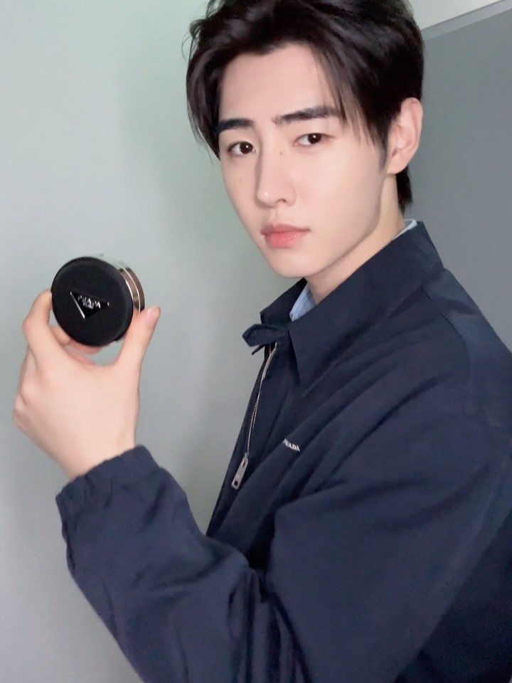 enhypen 게시물 이미지: 🖤🫶🏻
#광고 #프라다뷰티 #프라다쿠션 #프라다블루밤 
#SUNGHOON