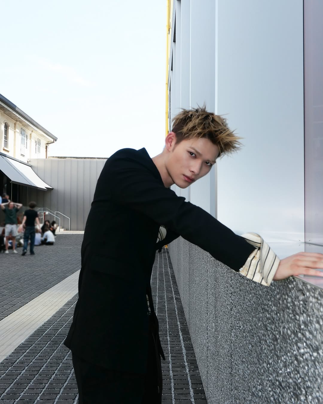 enhypen 게시물 이미지: 🦓☀️
#Prada #PradaSS27 #PRADAxENHYPEN #NI_KI @prada