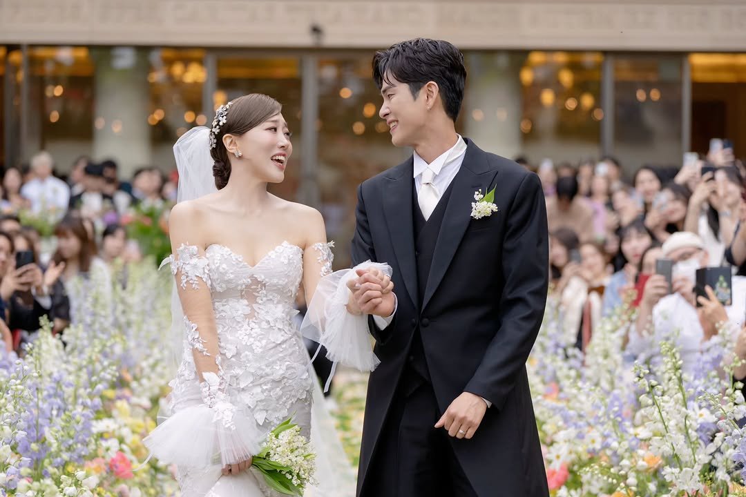 enjoycouple 게시물 이미지: 3년 전 오늘, 내 손을 맞잡아주던 라라의 고운 손을 기억해.
이젠 아이들을...