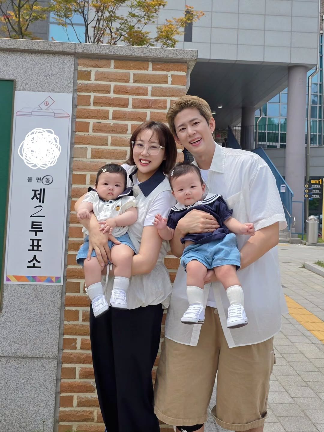 enjoycouple 게시물 이미지: 투표소에 인형 반입 되나요?!😅 
너희가 살아갈 세상은 조금 더 따뜻하고 다정하길...