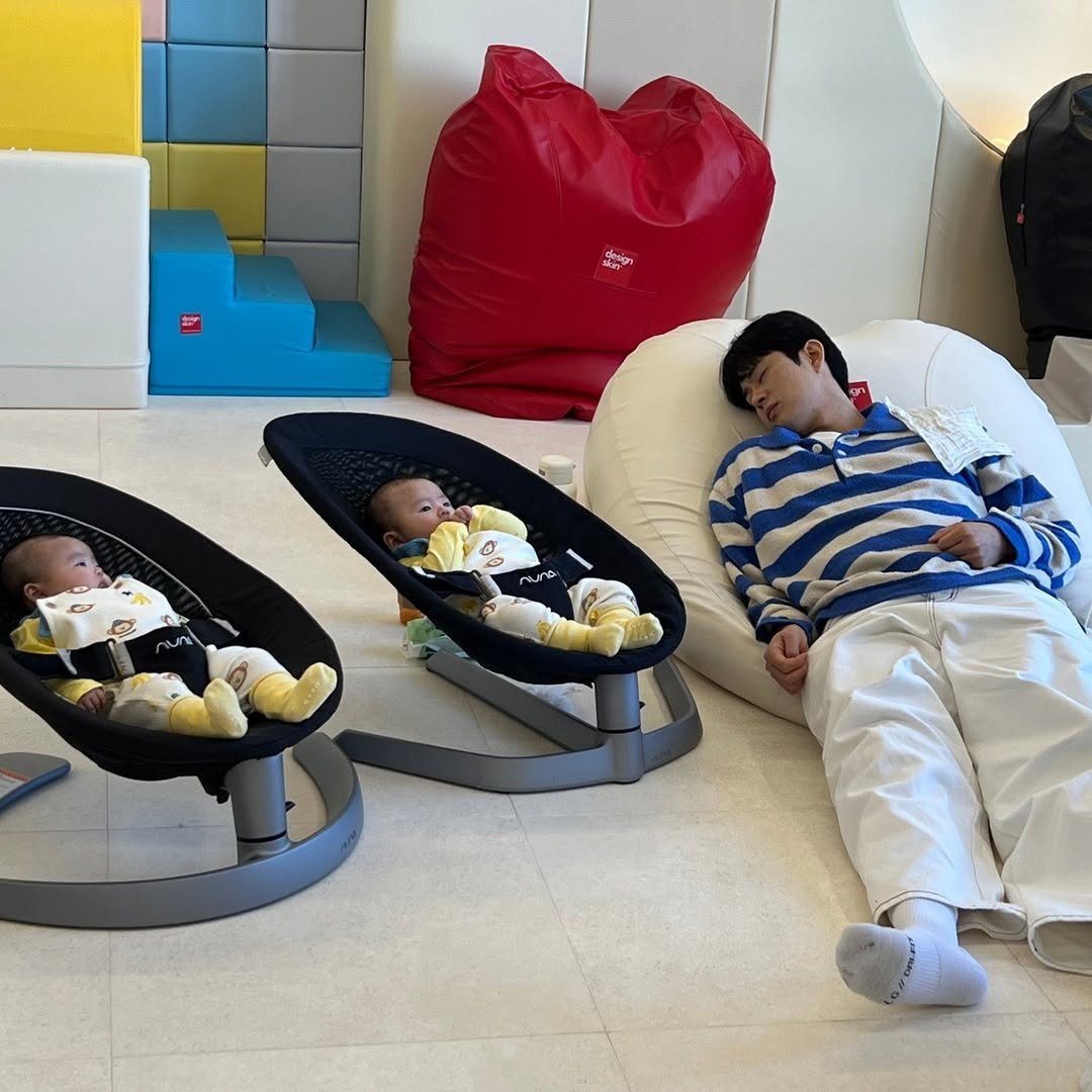 Photo shared by 엔조이커플 [enjoycouple] on April 15, 2026 tagging @minsoorrr. May be an image of baby, sleeping, chair, playpen, baby bed, beanbag chair and text.