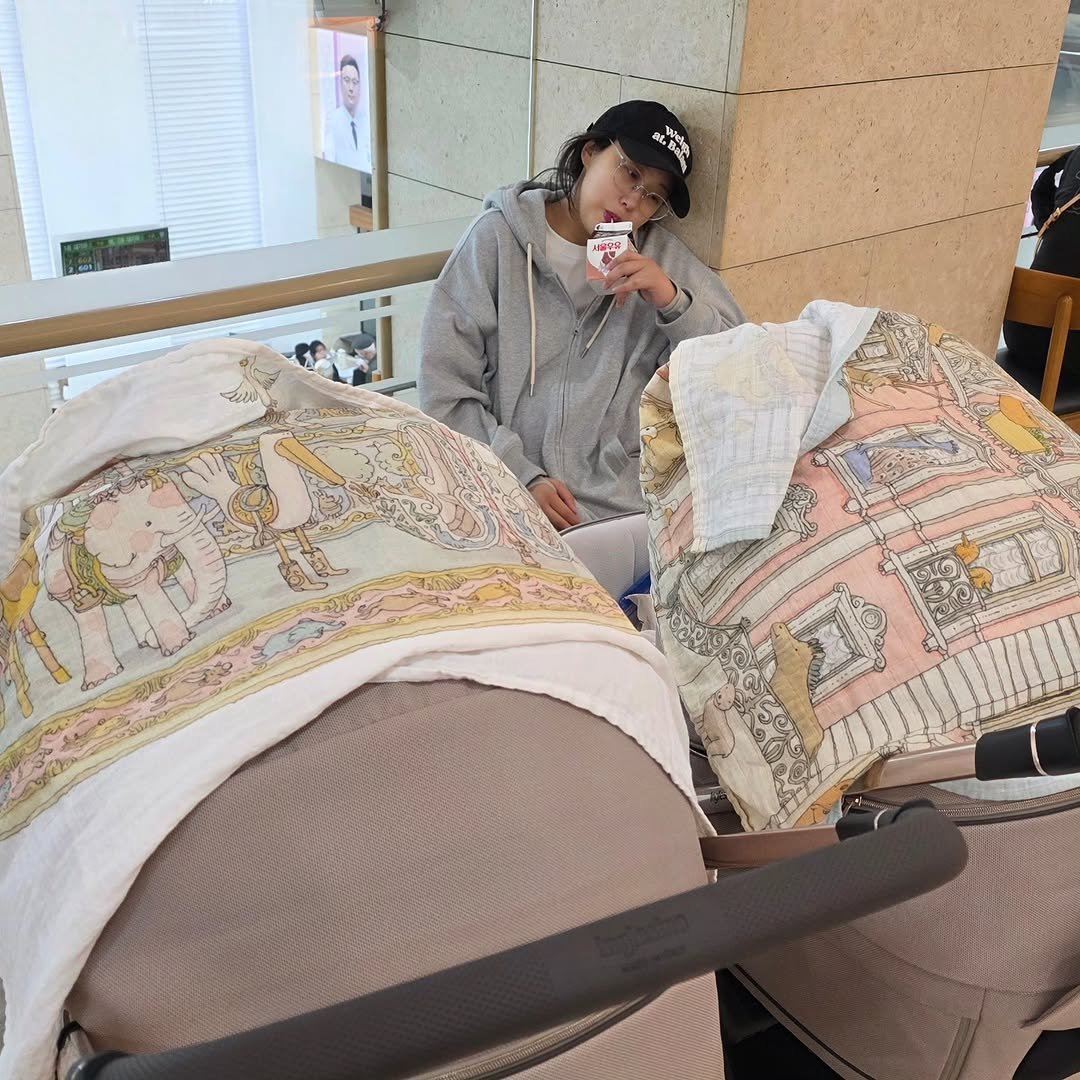 Photo shared by 임라라 on November 15, 2025 tagging @minsoorrr, @limlalaland, @enjoycouple, and @kangdantwins. May be an image of acupuncture, baby bed, blanket, hospital and text.